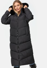 Piumino nero con chiusura a zip, lunghezza lunga e design trapuntato. Presenta un cappuccio rimovibile con bordo in pelliccia e tasche laterali.