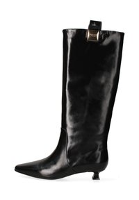 Stivale in pelle nera al ginocchio con punta affusolata, design elegante e tacco quadrato di piccole dimensioni. Presenta un accento metallico nella parte superiore.
