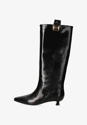Stivale in pelle nera al ginocchio con punta affusolata, design elegante e tacco quadrato di piccole dimensioni. Presenta un accento metallico nella parte superiore.
