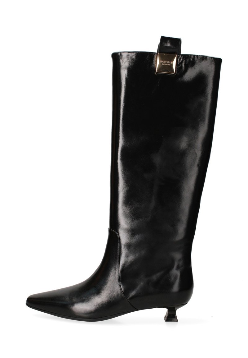Stivale in pelle nera al ginocchio con punta affusolata, design elegante e tacco quadrato di piccole dimensioni. Presenta un accento metallico nella parte superiore.