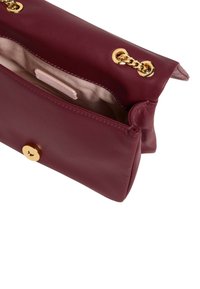 Borsa a mano in pelle bordeaux con ferri dorati, caratterizzata da una chiusura a bottone e una tasca interna con fodera beige.