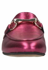 Roze metalen loafers met een slip-on design, gouden hardware accenten, afgeronde neus en een zachte textuur. Zwarte zool.