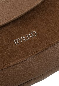 Borsa in pelle marrone con finitura testurizzata, dettagli in suede e logo metallico. Il design include una chiusura a patta cucita e una base liscia.