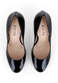 Chaussures à talons hauts en cuir verni noir avec un bout arrondi élégant et des côtés découpés. La semelle intérieure est beige neutre, arborant le nom de la marque "EVITA".