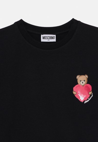 Sweat-shirt noir avec un ours tenant un cœur rose sur la poitrine. Fabriqué en tissu doux avec un col côtelé et une étiquette Moschino.