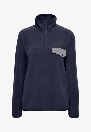 Marinblå fleece-pullover med hög krage, tre knappar och ett grått ficka med tryckknapp på vänster bröst. Mjuk textur.