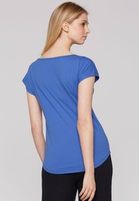 Koninklijk blauwe getailleerde t-shirt met korte mouwen, ronde halslijn en gladde katoenen stof, weergegeven vanuit de achterkant.