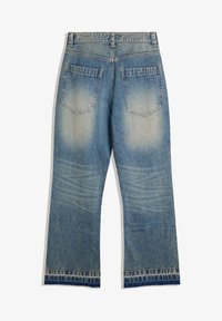 Helles blaues Denim-Jeans mit einem ausgeblichenen Finish, geradem Schnitt, fünf Taschen und fransigem Saum am unteren Ende.