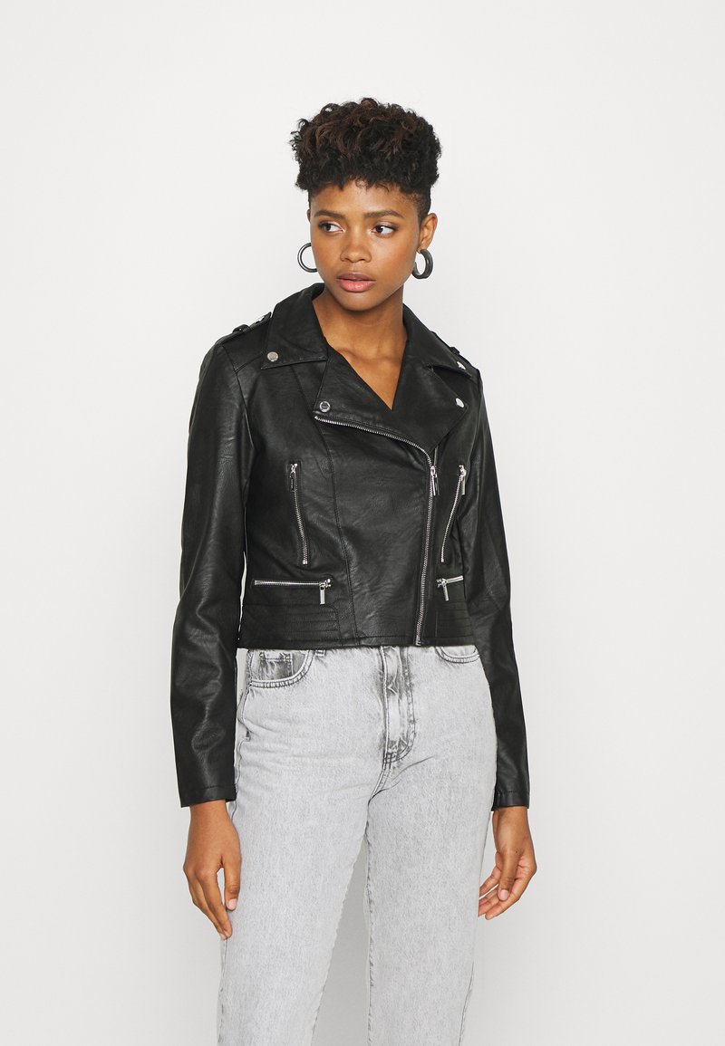 Schwarze Kunstleder-Cropped-Jacke mit Reißverschluss-Taschen und Schulterklappen; verfügt über einen breiten Kragen und kontrastierende silberne Hardware.