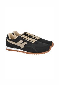 Zapatillas deportivas negras con detalles en beige, parte superior de ante y tejido texturizado, cordones planos y suela de goma con patrón de relieve.