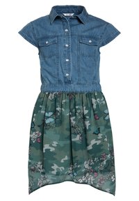 Sukienka dżinsowa z krótkimi rękawkami typu „cap”, zatrzaskami i dwoma kieszeniami na piersi; spódnica w zielonych tonach w kwiatowy i kamuflażowy wzór.