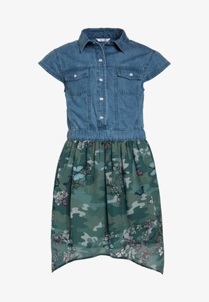 Robe en denim avec manches courtes ballon, boutons-pression, et deux poches poitrine ; jupe à motifs floraux et camouflage dans des tons verts.