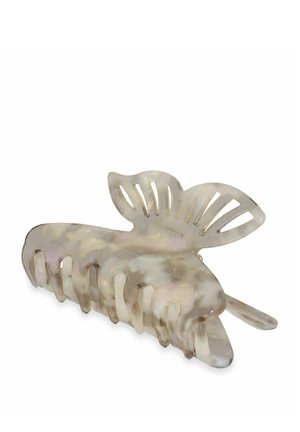 Una pinza per capelli traslucida con design a conchiglia. Presenta una superficie liscia e iridescente con dettagli a foglia ritagliati.