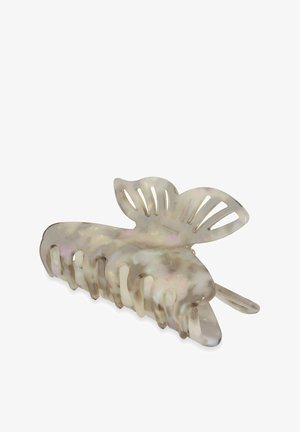 Una pinza per capelli traslucida con design a conchiglia. Presenta una superficie liscia e iridescente con dettagli a foglia ritagliati.