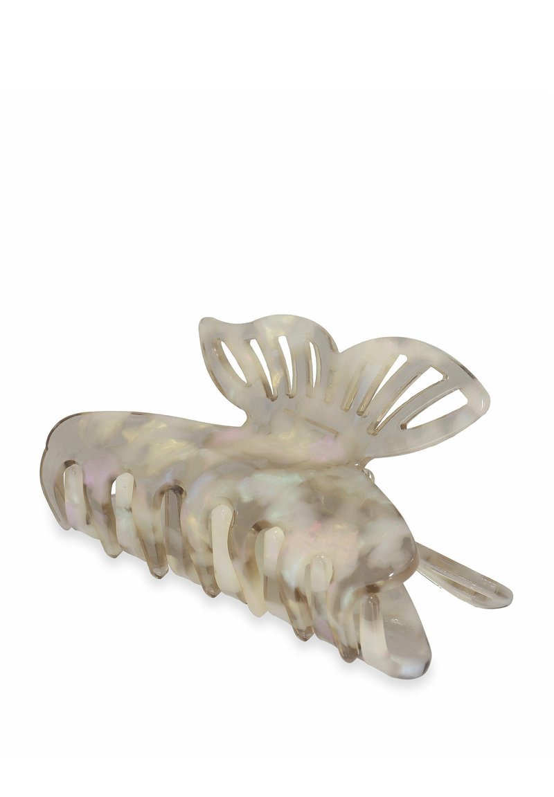 Een doorzichtige haarclip in de vorm van een schelp. Heeft een gladde, iriserende oppervlakte en uitsparingen in de vorm van bladeren.