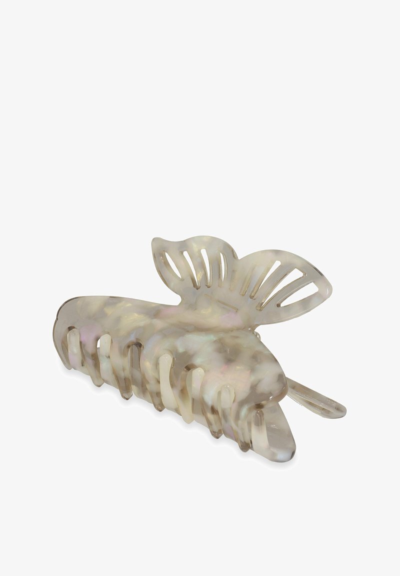 Een doorzichtige haarclip in de vorm van een schelp. Heeft een gladde, iriserende oppervlakte en uitsparingen in de vorm van bladeren.