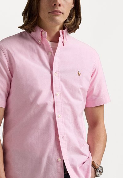 Chemise à manches courtes, rose clair, en coton, avec un petit logo brodé, un col classique et une coupe décontractée.