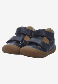 Námořnické kožené dětské sandály s dvěma suchými zipy, hnědou gumovou podrážkou a výřezovými detaily na bocích pro prodyšnost a pohodlí.