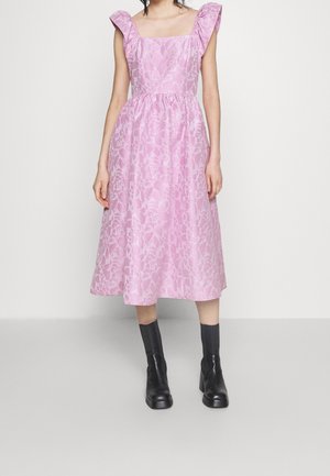Růžové midi šaty se čtvercovým výstřihem a volánkovými detaily na ramenech, s texturovaným květinovým vzorem a řaseným pasem.