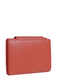 Červená kožená peněženka s texturovaným povrchem, s designem na překlápění a pečlivým prošíváním podél okrajů, která nabízí kompaktní tvar.