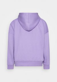 Fioletowa bluza z kapturem, z długimi rękawami, ściągaczami przy mankietach i pasie, przedstawiona z tyłu na białym tle.