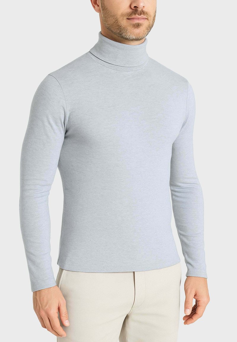 Maglione a collo alto grigio chiaro, realizzato in tessuto morbido, design aderente, maniche lunghe, superficie liscia e girocollo alto.