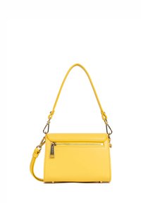 Borsa in pelle gialla con forma rettangolare, dotata di manico superiore e tracolla regolabile. Include una tasca frontale con zip e hardware dorato.