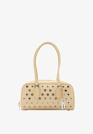 Kremfarvet håndtaske med rundet form, sidelås og to håndtag. Har metaløjer i sølv og sort foran.