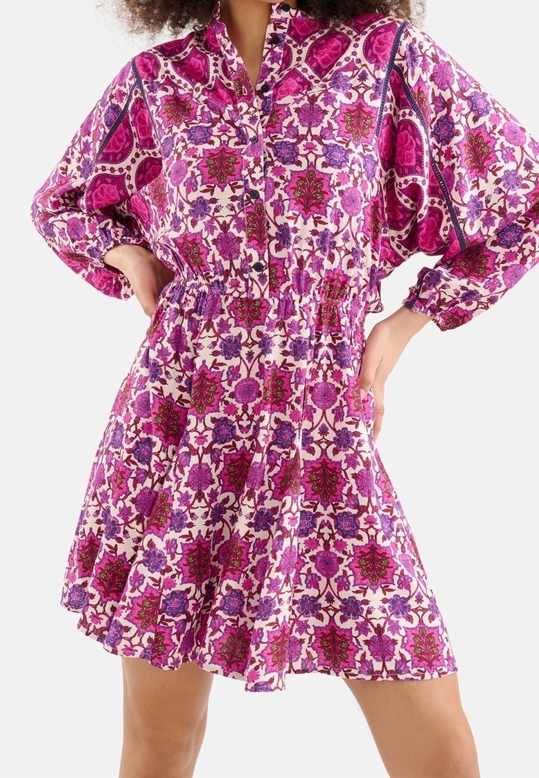 Langärmliges Kleid mit rosa und lila Muster, Kragen, elastischem Bund und Knopfdetails, aus leichtem Stoff gefertigt.