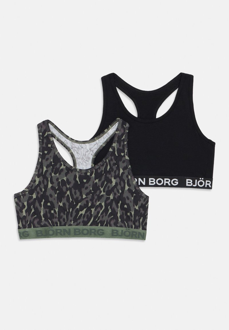 Δύο αθλητικά σουτιέν: το ένα μαύρο με λευκή επωνυμία, το άλλο με πράσινο και μαύρο ζωικό μοτίβο, διαθέτουν σχέδια τύπου racerback και ελαστικές ταινίες.