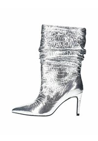 Bottine argentée à talons hauts avec texture fripée et bout pointu, dotée d'une finition métallique brillante et d'un talon aiguille fin.