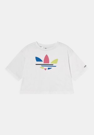 Witte cropped t-shirt met korte mouwen, met een meerkleurig Adidas trefoil-logo op de borst en kleine tekst op de linkermouw.