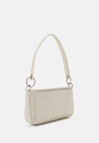 Calvin Klein Jeans SCULPTED SHOULDER POUCH MONO - Torbica - eggshell