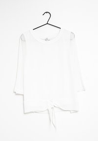 Blusa bianca realizzata in tessuto leggero, con scollatura rotonda, maniche a tre quarti e dettaglio di nodo all'orlo.