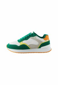Tenis verde și alb, confecționat din materiale din nubuc și plasă, cu accente galbene și portocalii, o talpă din cauciuc texturată și un design sport.