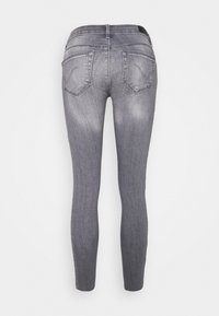 Slim-fit grå denimjeans med en blekt finish, två bakfickor, midjehögt resår och synliga sömnadsdetaljer.