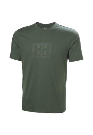 Camiseta verde de manga corta con cuello redondo y logo sutil en relieve de Helly Hansen centrado en el pecho, presentada sobre fondo blanco.