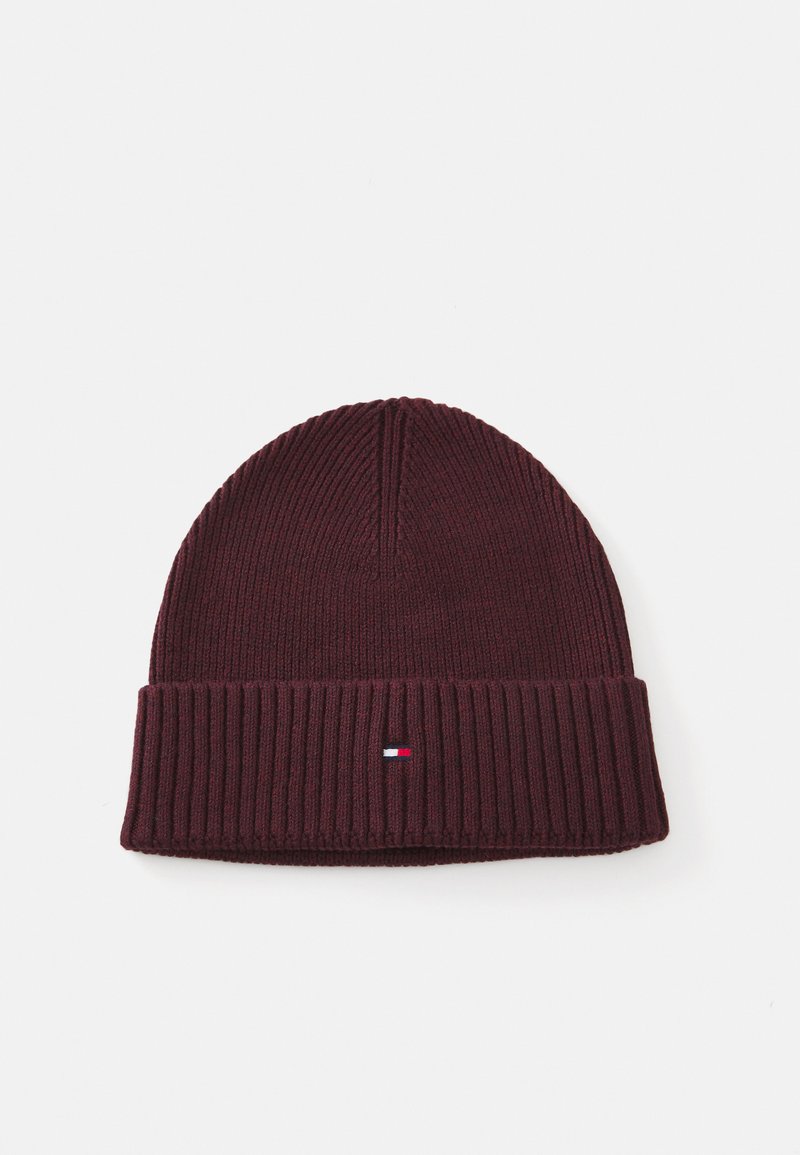 Bordowy dzianinowy beanie o ryflowanej fakturze, z podwiniętym brzegiem i małą łatką logo z czerwonymi, białymi i niebieskimi akcentami.