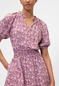 Florales Kleid in Pinktönen mit gerafftem Ausschnitt, kurzen Puffärmeln, Knöpfen vorne und einem elastischen Taillenbund.