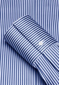Blauw-witte gestreepte shirt met een opgestikte manchette, met smalle verticale strepen, een gladde textuur en een enkele witte knoopdetail.