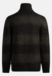 Pull en maille épaisse dans un dégradé de gris foncé et noir, avec un col haut et des poignets côtelés, doté d'une texture de tissu chaud.