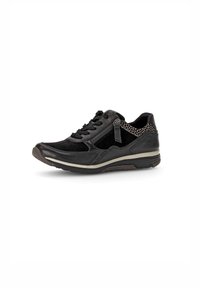 Baskets noires en cuir et suède, avec un accent en maille texturée, un laçage à l'avant, une fermeture éclair sur le côté et une semelle rembourrée.