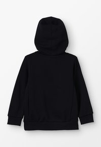 Czarna bluza z kapturem o gładkiej fakturze materiału, z prążkowanymi mankietami i dołem oraz luźnym krojem. Brak widocznych grafik lub ozdób na plecach.
