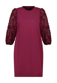 Robe bordeaux avec des manches courtes en tulle texturé et transparent ornées d'appliqués floraux ; décolleté rond simple et coupe droite.