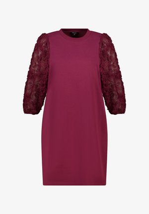 Robe bordeaux avec des manches courtes en tulle texturé et transparent ornées d'appliqués floraux ; décolleté rond simple et coupe droite.