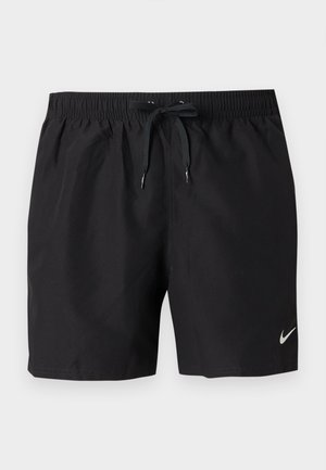 Bañador corto para hombre en negro con cintura elástica, cordón ajustable y pequeño logo blanco de Nike en la pierna izquierda.