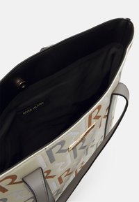 Tote väska med broderad "RIVER ISLAND" logotyp i brunt, grått och vitt mönster, svart inredning och grå handtag.