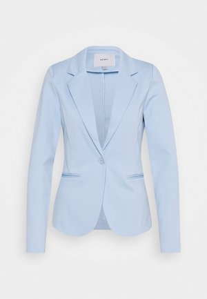 Blazer bleu clair cintré avec fermeture à un seul bouton, revers à encoche et deux poches fendues à l'avant, présenté sur un fond uni.