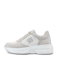 Sneaker grigie chiare con una parte superiore in una combinazione di camoscio e mesh, suola in gomma bianca, design con lacci e un logo discreto sul lato.