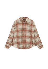 Langärmliges kariertes Hemd in Beige und Rost, mit einem kragenlosen Design, Frontknöpfen und einer entspannten Passform mit abgerundetem Saum.